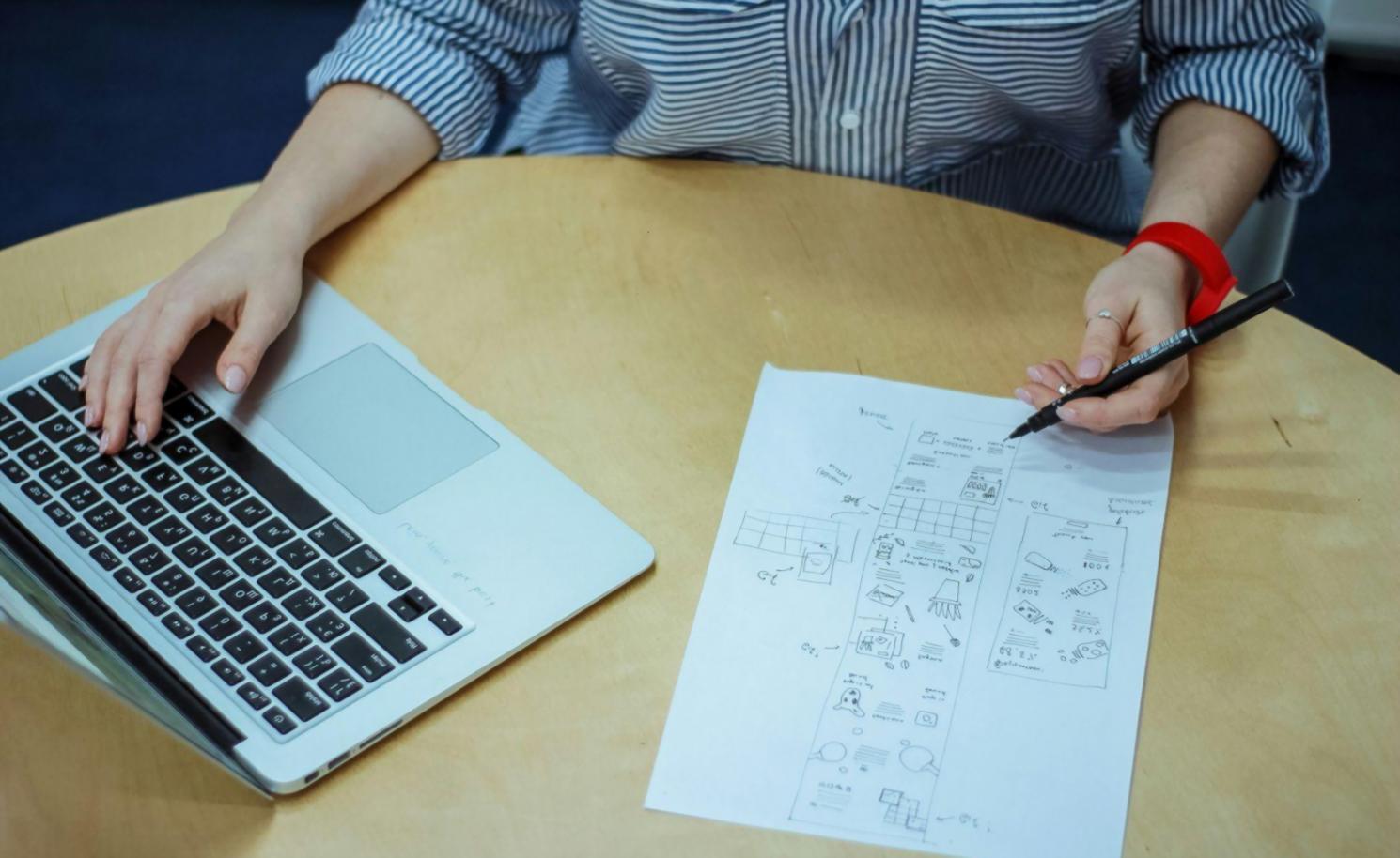 Sesión de análisis financiero con documentos y gráficos sobre mesa de trabajo