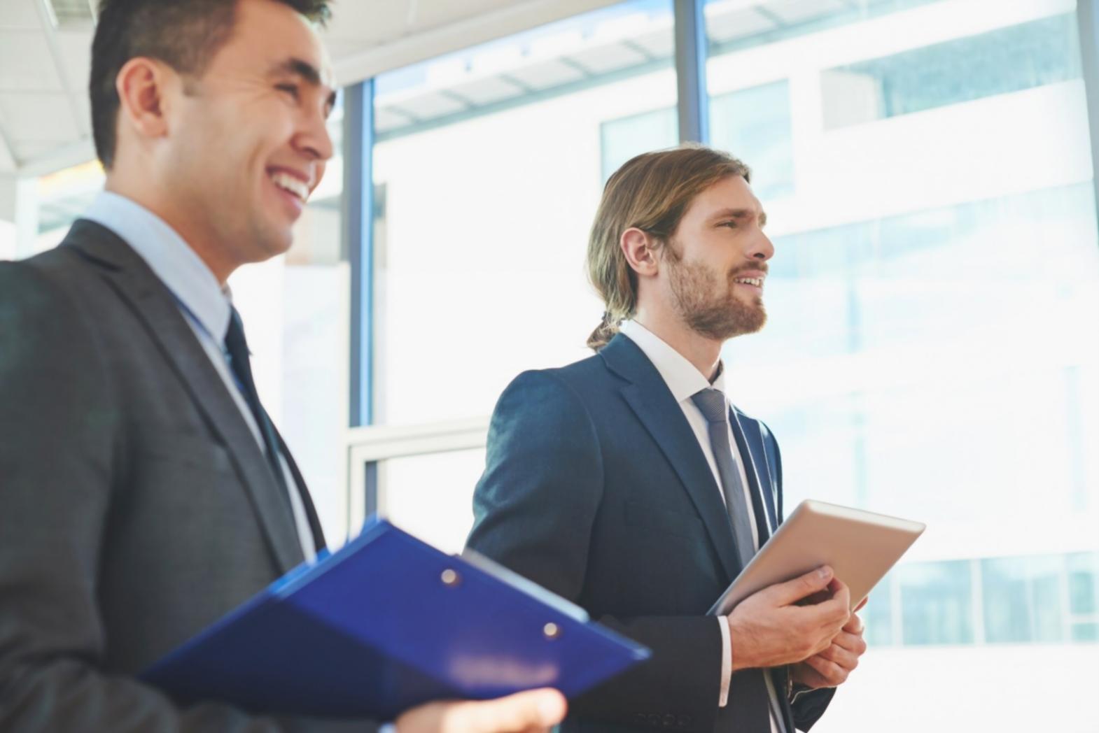 Equipo de estudiantes presentando plan financiero