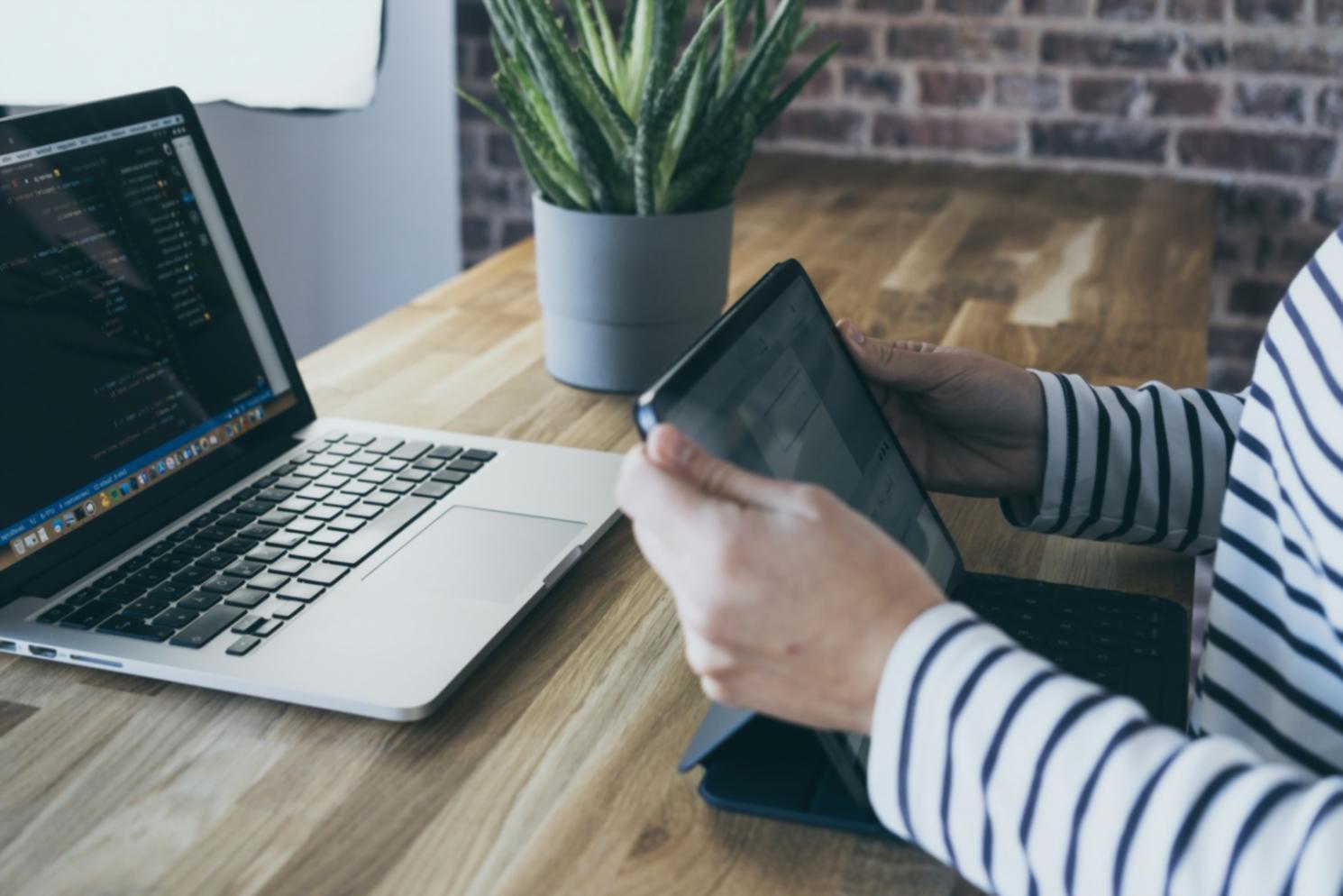 Estación de trabajo empresarial configurada para gestión financiera con múltiples pantallas