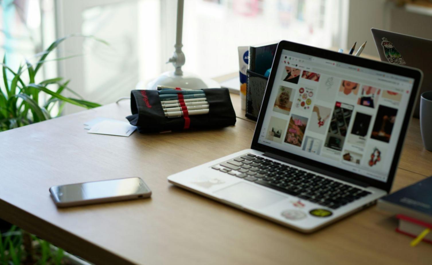 Infraestructura de red empresarial con servidores y sistemas de backup