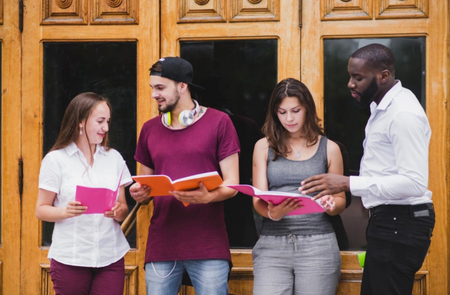 Estudiante trabajando en análisis financiero para empresa canaria